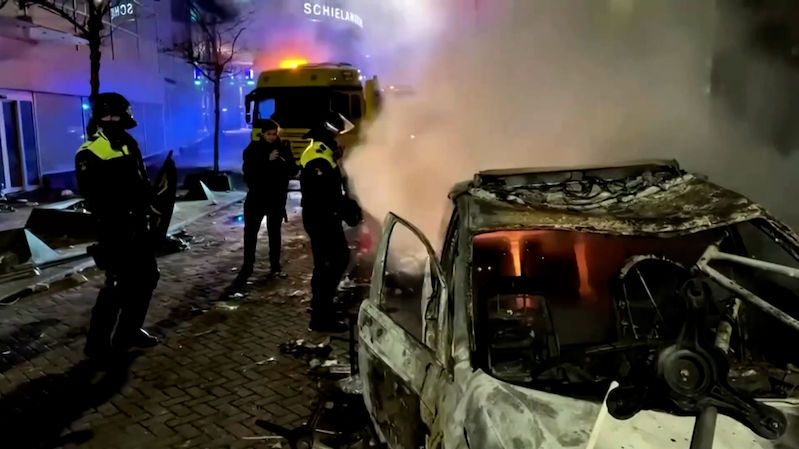 Násilné protesty v Rotterdamu rozehnali policisté střelbou